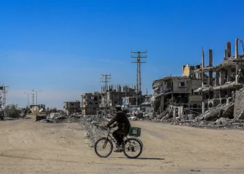 Palestinos viven entre los escombros de sus casas destruidas en la guerra entre Israel y Hamás, en una carretera cerca del cruce de Kerem Shalom, al este de la ciudad de Rafah, en el sur de la Franja de Gaza, el 2 de marzo de 2025. (Abed Rahim Khatib/Flash90)