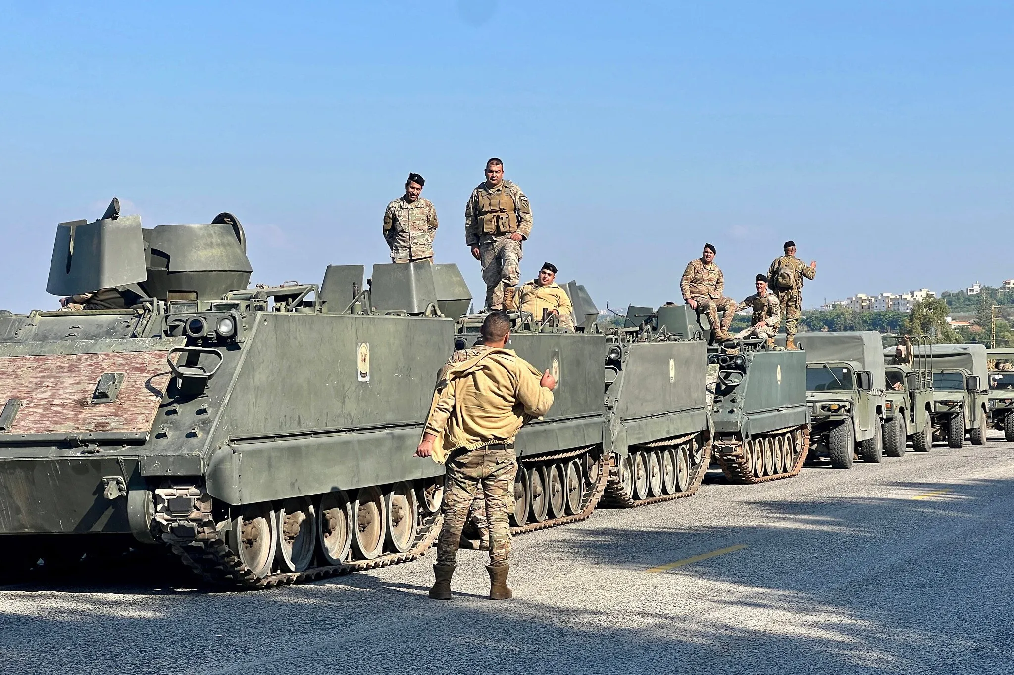 Soldados del ejército libanés se sientan en sus tanques estacionados a lo largo de una carretera en la ciudad costera de Naqoura, en el sur del Líbano, en la frontera con Israel, el 7 de enero de 2025, después de la retirada de Israel de la zona como parte del acuerdo de alto el fuego entre los dos países. (AFP)