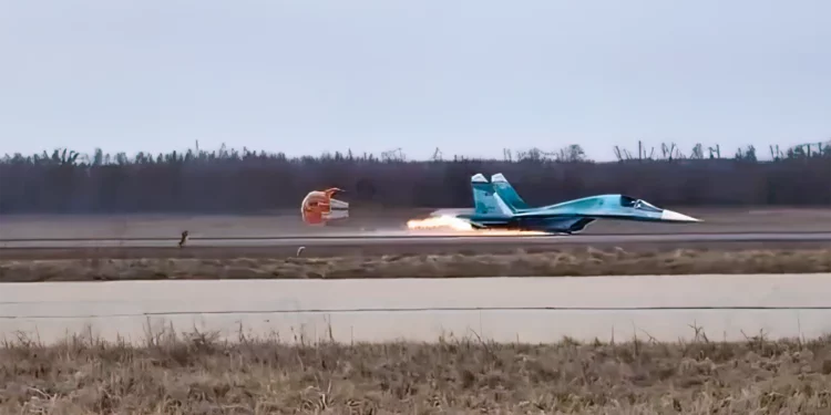 Cazabombardero Su-34 ruso aterriza sin tren de aterrizaje