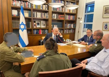 El primer ministro, Benjamin Netanyahu, en la sede militar de Kirya en Tel Aviv, con su jefe de personal, Tzachi Braverman, su secretario militar, el mayor general Roman Gofman, y el asesor de seguridad nacional, Tzachi Hanegbi, en una foto publicada poco después de un ataque israelí contra un objetivo de Hezbolá en Beirut, el 30 de julio de 2024 (PMO)