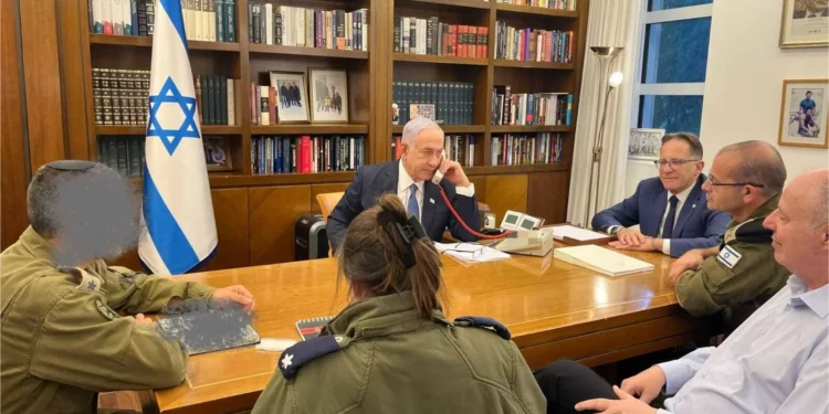El primer ministro, Benjamin Netanyahu, en la sede militar de Kirya en Tel Aviv, con su jefe de personal, Tzachi Braverman, su secretario militar, el mayor general Roman Gofman, y el asesor de seguridad nacional, Tzachi Hanegbi, en una foto publicada poco después de un ataque israelí contra un objetivo de Hezbolá en Beirut, el 30 de julio de 2024 (PMO)