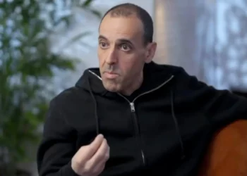 Eli Sharabi es entrevistado en el programa 'Uvda' del Canal 12, en un segmento emitido el 27 de febrero de 2025. (Captura de pantalla: Canal 12, utilizada de acuerdo con la Cláusula 27a de la Ley de Derechos de Autor)