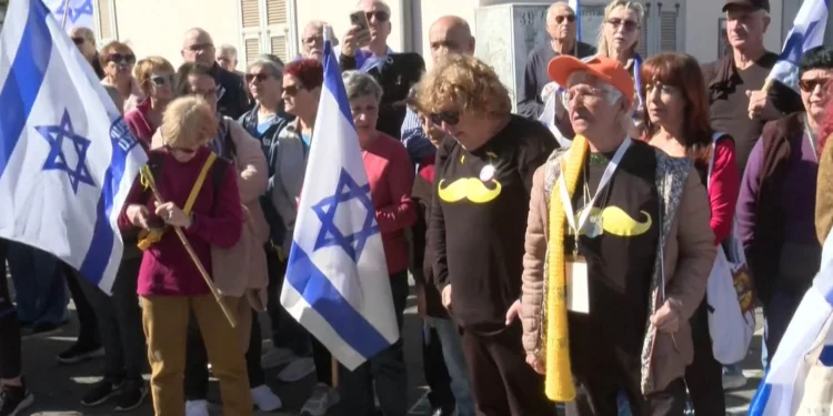 Los israelíes rinden homenaje a Shlomo Mantzur mientras se reúnen en Rishon Lezion para su procesión fúnebre antes de su entierro en el kibutz Kissufim, el 2 de marzo de 2025. (Nir Kafri/AFPTV/AFP)