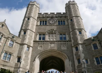 En esta foto de archivo del 5 de abril de 2018, se ve a gente caminando por el campus de la Universidad de Princeton en Princeton, Nueva Jersey. (Foto AP/Seth Wenig, Archivo)
