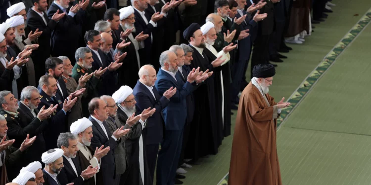 El líder supremo iraní, el ayatolá Alí Jamenei, dirige la oración del Eid al-Fitr que marca el fin del Ramadán en la Gran Mezquita Imán Jomeini en Teherán, Irán, el 31 de marzo de 2025. (Oficina del Líder Supremo iraní vía AP)