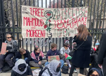 Antiisraelíes se encadenan a puerta de Universidad de Columbia