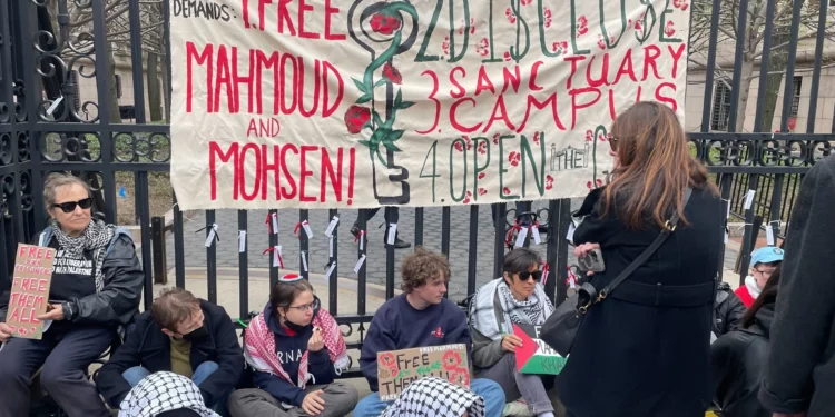Antiisraelíes se encadenan a puerta de Universidad de Columbia