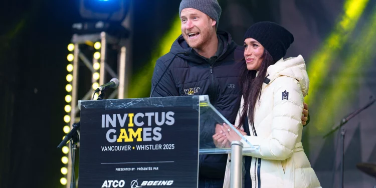 El príncipe Harry, duque de Sussex, fundador y mecenas de la Fundación de los Juegos Invictus, y Meghan, duquesa de Sussex, pronuncian un discurso en la recepción de bienvenida de la Nación Hogar de los Juegos Invictus Vancouver Whistler 2025, el 10 de febrero de 2025, en Whistler, Canadá. (JEFF VINNICK / Getty Images vía AFP)