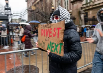 Manifestantes antiisraelíes y propalestinos se manifiestan en apoyo del activista Mahmoud Khalil frente a la Universidad de Columbia el 24 de marzo de 2025 en la ciudad de Nueva York. (Spencer Platt/ Getty Images/ AFP)