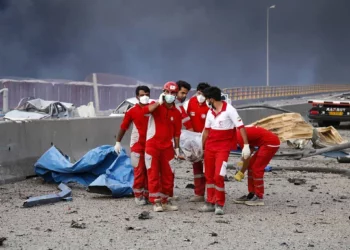 Una imagen proporcionada por la Media Luna Roja Iraní (RCS) el 27 de abril de 2025 muestra a los rescatistas llevando a una víctima lejos de la escena de una explosión que tuvo lugar un día antes en el muelle del puerto de Shahid Rajaee, al suroeste de Bandar Abbas, en la provincia iraní de Hormozgan (Media Luna Roja Iraní / AFP)