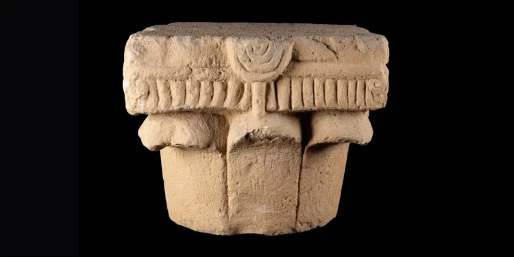 Capitel con menorás de 1,500 años en sitio romano de Jerusalén