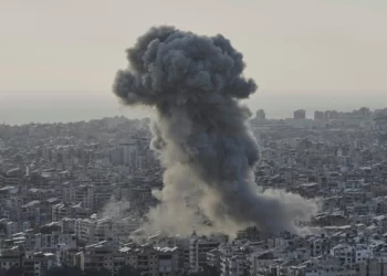 El humo se eleva tras un ataque aéreo israelí contra Dahiyeh, en el suburbio sur de Beirut, Líbano, el 27 de abril de 2025. (AP/Bilal Hussein)