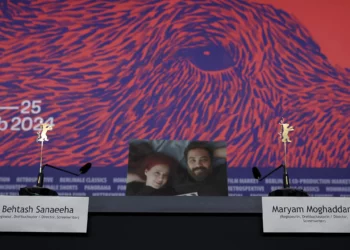 Una fotografía de la actriz y guionista iraní Maryam Moghaddam (izq.) y del director de cine y guionista iraní Behtash Sanaeeha se coloca entre sus asientos vacíos durante una conferencia de prensa para la película “Keyke mahboobe man” (Mi pastel favorito), presentada en competencia durante la 74.ª Berlinale, en Berlín, Alemania, el 16 de febrero de 2024. (Ronny HARTMANN / AFP)