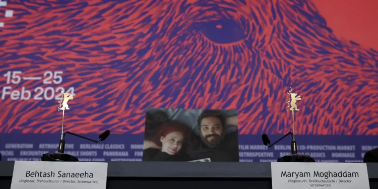 Una fotografía de la actriz y guionista iraní Maryam Moghaddam (izq.) y del director de cine y guionista iraní Behtash Sanaeeha se coloca entre sus asientos vacíos durante una conferencia de prensa para la película “Keyke mahboobe man” (Mi pastel favorito), presentada en competencia durante la 74.ª Berlinale, en Berlín, Alemania, el 16 de febrero de 2024. (Ronny HARTMANN / AFP)