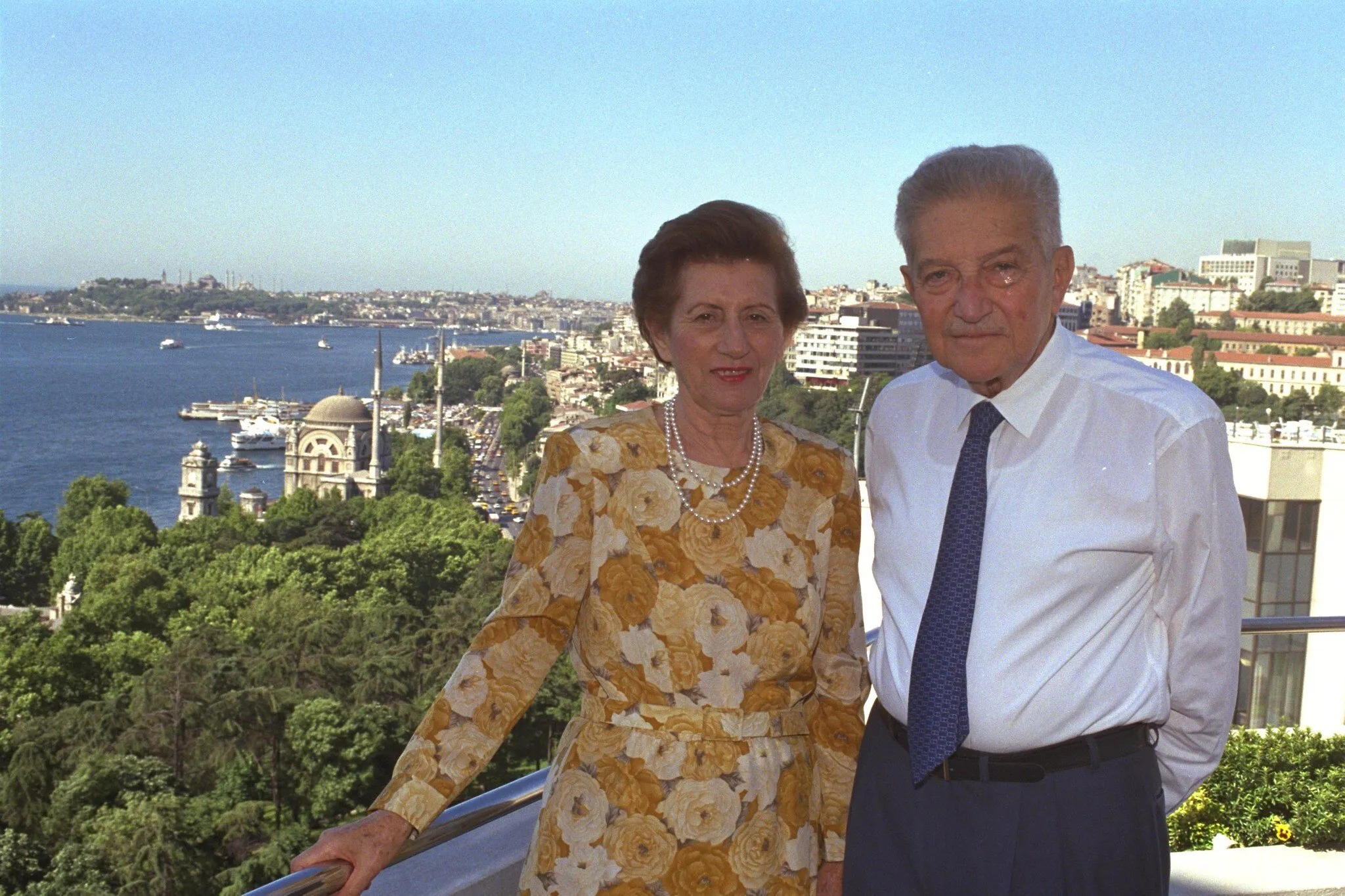 El presidente Ezer Weizman y Reuma Weizman en el balcón de un hotel en Estambul, el 12 de junio de 1996. (Yaacov Saar/GPO)