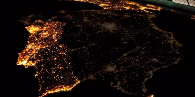 España y Portugal restablecen energía tras apagón masivo