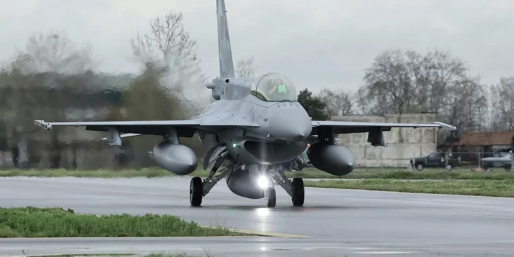 El primer F-16 estadounidense llega a Bulgaria