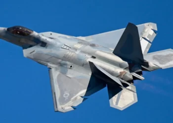 Un F-22 Raptor de la Fuerza Aérea de los EE. UU. asignado al Equipo de Demostración F-22 se presenta en la Casa Abierta y Exhibición Aérea Altus Airpower Stampede en la Base de la Fuerza Aérea de Altus, Oklahoma, el 12 de abril de 2025. (Crédito de la imagen: USAF/Aviador de 1ª clase Nathan Langston)