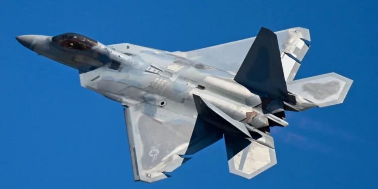 Un F-22 Raptor de la Fuerza Aérea de los EE. UU. asignado al Equipo de Demostración F-22 se presenta en la Casa Abierta y Exhibición Aérea Altus Airpower Stampede en la Base de la Fuerza Aérea de Altus, Oklahoma, el 12 de abril de 2025. (Crédito de la imagen: USAF/Aviador de 1ª clase Nathan Langston)