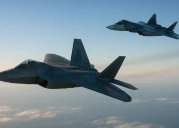 El F-22 evade radares con una firma mil veces menor al Su-57