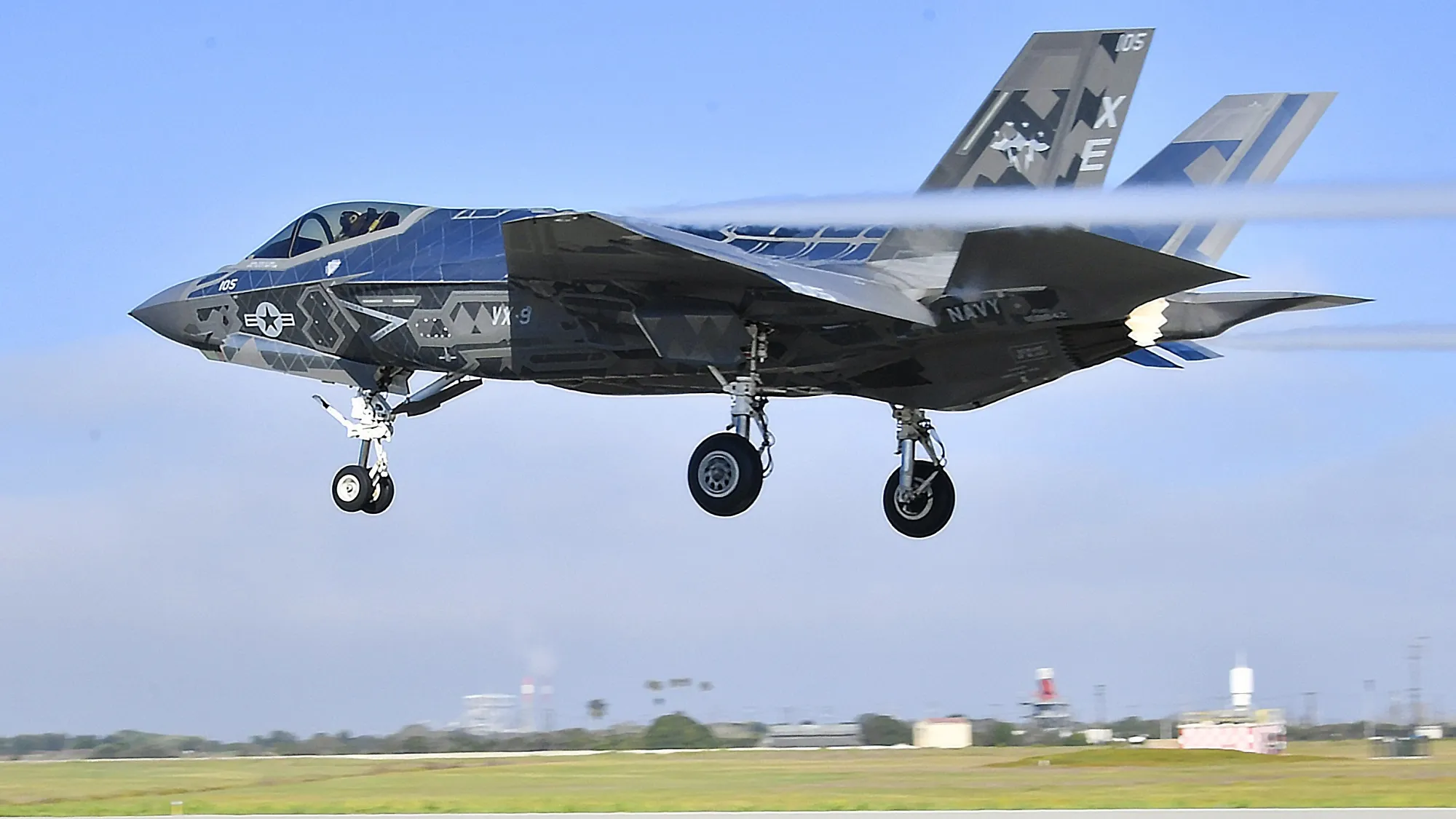 El F-35C XE-105 se prepara para aterrizar en la pista. El F-35C asignado a los "Vampiros" del Escuadrón Nueve de Pruebas y Evaluación Aérea (VX-9) realiza operaciones de vuelo y prueba a bordo de la Base Naval del Condado de Ventura (NBVC) Point Mugu. (Foto de la Marina de los EE. UU. por el teniente j.g. Drew Verbis)