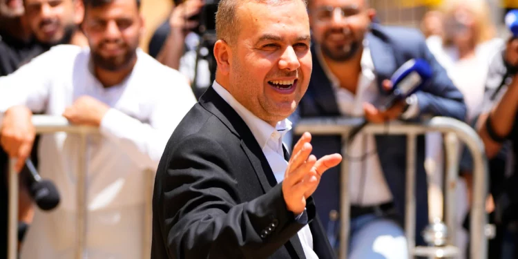 El legislador libanés Hassan Fadlallah sale del edificio del parlamento tras asistir a una sesión parlamentaria en Beirut, Líbano, el 14 de junio de 2023. (AP/Hassan Ammar)