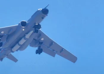 El bombardero H-6N de China fue visto con un misil balístico