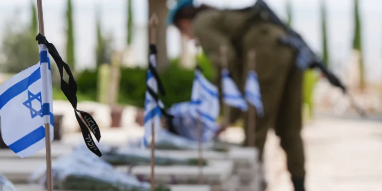 Israel conmemora a caídos con 25.417 banderas
