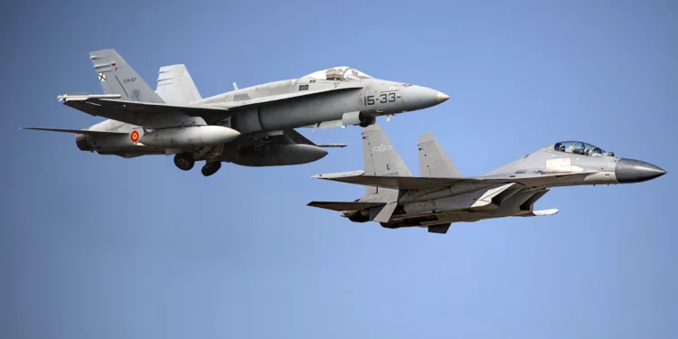 Boeing F/A-18E/F supera al J-16 en capacidades de radar AESA