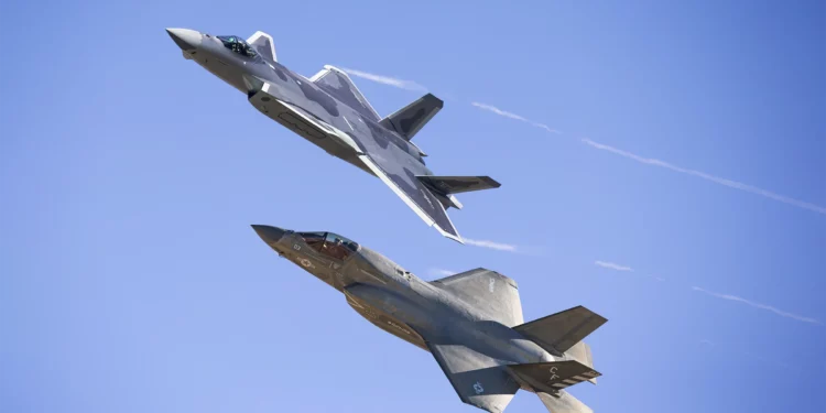 F-35 supera a J-20 en fusión de sensores para combate