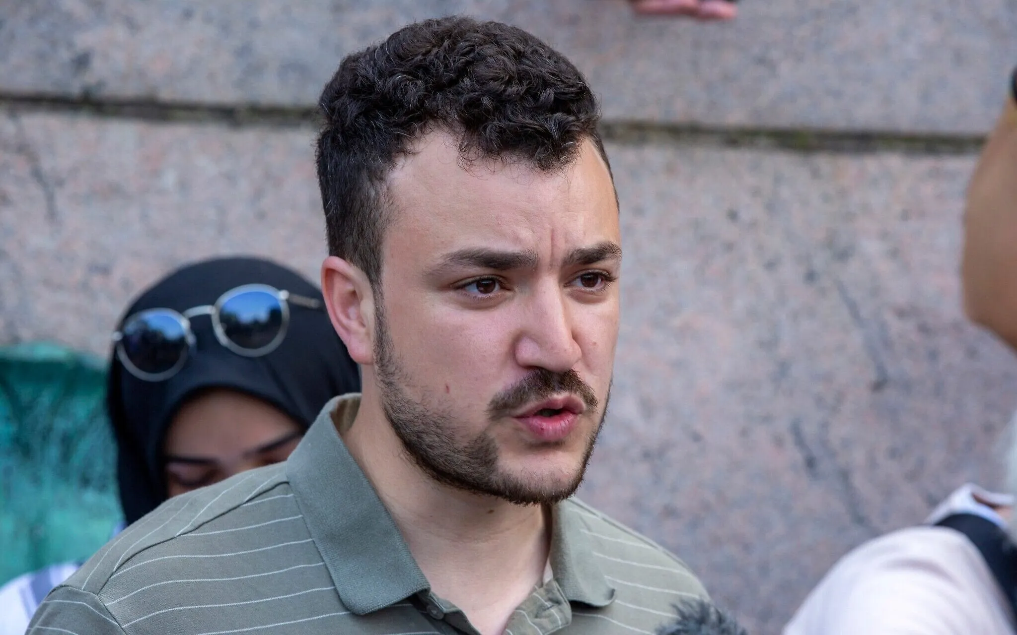Juez de inmigración autoriza deportación de Mahmoud Khalil