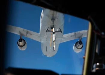 KDC-10B de Omega Air reabastece en vuelo a un Boeing C-17