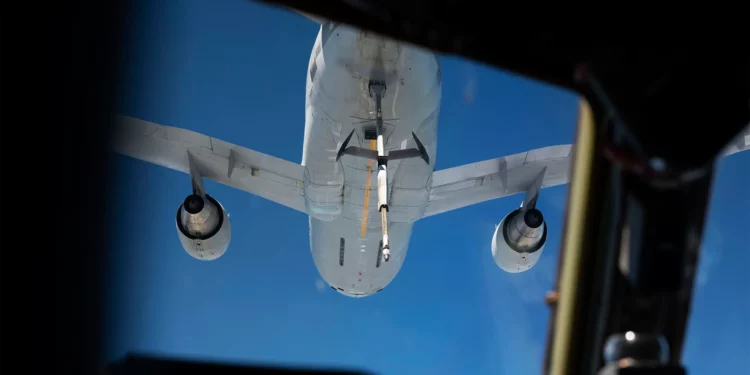 KDC-10B de Omega Air reabastece en vuelo a un Boeing C-17
