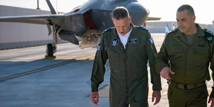 El Jefe del Estado Mayor de las Fuerzas de Defensa de Israel (FDI), teniente general Eyal Zamir (izquierda), y el Jefe de la Fuerza Aérea Israelí (FAI), Mayor general Tomer Bar, en la Base Aérea de Nevatim, en el sur de Israel, el 11 de marzo de 2025. (Fuerzas de Defensa de Israel)