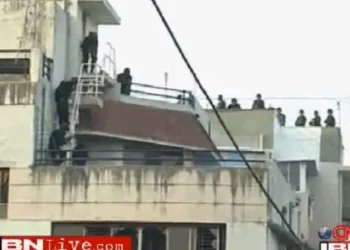 Comandos indios se preparan para asaltar la Casa Chabad de Nariman en Mumbai durante los ataques terroristas de 2008. (Crédito de la foto: captura de pantalla de Youtube)