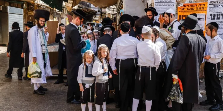 Orthodox Jews shopping in Jerusalem