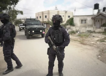 Palestino embiste a policía israelí con vehículo robado