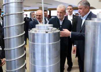 Una foto proporcionada por la presidencia iraní muestra al presidente Masoud Pezeshkian (2º a la derecha) y al jefe de la Organización de Energía Atómica de Irán (AEOI), Mohammad Eslami (derecha), durante el "Día Nacional de la Tecnología Nuclear", en Teherán, el 9 de abril de 2025. (Presidencia iraní / AFP)