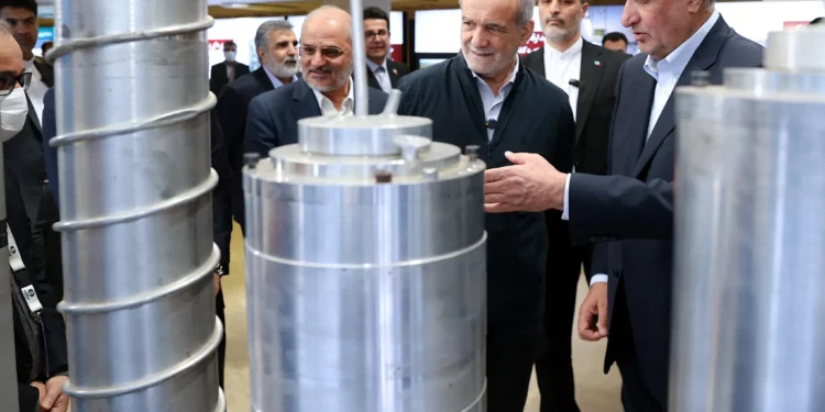 Una foto proporcionada por la presidencia iraní muestra al presidente Masoud Pezeshkian (2º a la derecha) y al jefe de la Organización de Energía Atómica de Irán (AEOI), Mohammad Eslami (derecha), durante el "Día Nacional de la Tecnología Nuclear", en Teherán, el 9 de abril de 2025. (Presidencia iraní / AFP)
