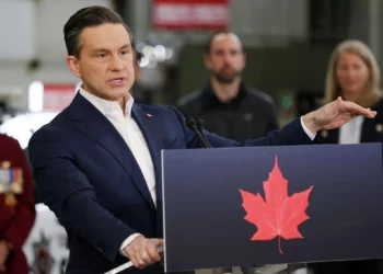 Poilievre de Canadá promete deportar por delitos antisemitas