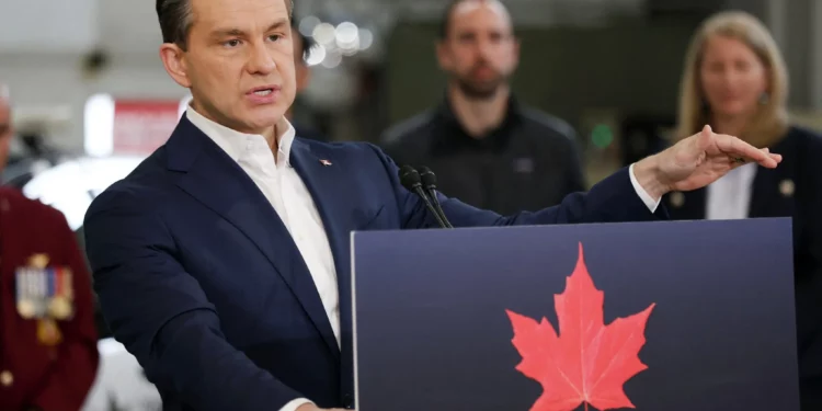 Poilievre de Canadá promete deportar por delitos antisemitas