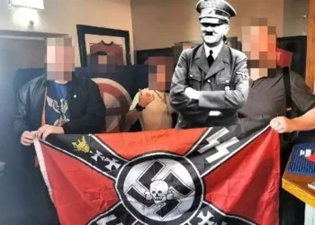 Policía británica indaga encuentro neonazi en pub de Manchester