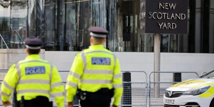 Policía de Londres despide a oficial por publicaciones antisemitas