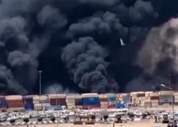 Una explosión masiva golpea un puerto iraní y hiere a más de 500