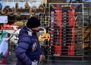 El rial iraní marca mínimo histórico frente al dólar