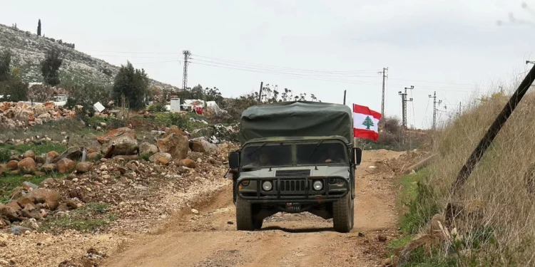 Un jeep del ejército libanés patrulla la aldea de Sarada, en la frontera sur del Líbano, después de que las fuerzas israelíes se retiraran, el 19 de febrero de 2025. (Rabih DAHER / AFP)