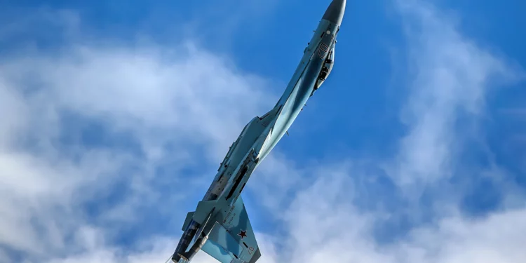 El caza Su-35S ejecuta maniobras extremas en combate