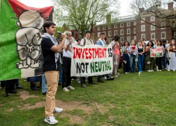 Trump planea congelar $510 M a Brown por antisemitismo