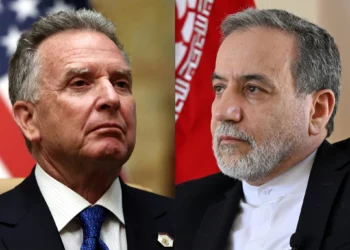 Esta combinación de imágenes muestra al enviado estadounidense para Oriente Medio, Steve Witkoff, tras una reunión con funcionarios rusos en el Palacio Diriyah, en Riad, Arabia Saudita, el 18 de febrero de 2025 (izq.); y al ministro de Asuntos Exteriores de Irán, Abbas Araghchi, hablando con la AFP durante una entrevista en el consulado iraní en Yeda el 7 de marzo de 2025. (Foto de EVELYN HOCKSTEIN y Amer HILABI / varias fuentes / AFP)
