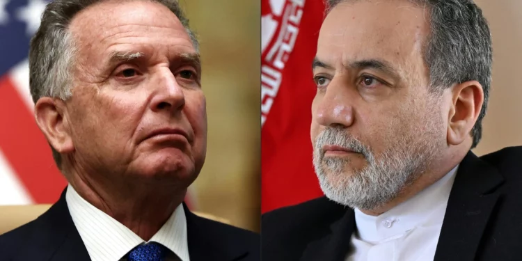 Esta combinación de imágenes muestra al enviado estadounidense para Oriente Medio, Steve Witkoff, tras una reunión con funcionarios rusos en el Palacio Diriyah, en Riad, Arabia Saudita, el 18 de febrero de 2025 (izq.); y al ministro de Asuntos Exteriores de Irán, Abbas Araghchi, hablando con la AFP durante una entrevista en el consulado iraní en Yeda el 7 de marzo de 2025. (Foto de EVELYN HOCKSTEIN y Amer HILABI / varias fuentes / AFP)